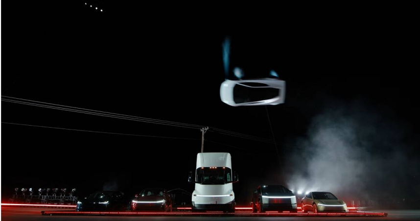 特斯拉新款「Roadster」電動跑車在空中翻轉飛越了數台車輛。（圖／翻攝自YouTube／Tesla）