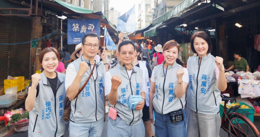 北市5名藍委替蔣萬安前往市場掃街拜票。（圖／蔣萬安競辦提供）
