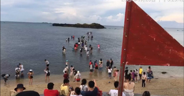 死不肯上岸!澎湖「摩西分海」民眾冒死下水 網:屍骨多了就有路