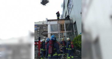 林口保齡球館送球道引祝融 13人急疏散無人傷