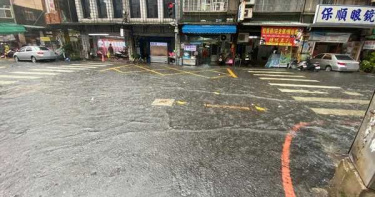 水勢漸退!雙北市大雨來襲 五股區凌雲路「水淹小腿肚」