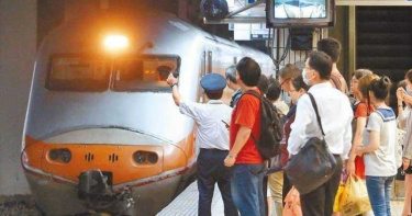年末搭火車遇佔位嬤!死賴不走「還出爛招」 她不爽:一路彎腰到台北