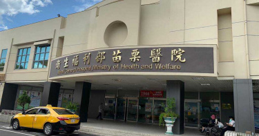 57歲鄭姓婦人隱姓埋名在苗栗生活，病危在醫院才願意吐露身分，苗栗醫院克服重重困難，聯繫家人領回安葬，完成婦人遺願。（圖／中國時報何冠嫻攝）