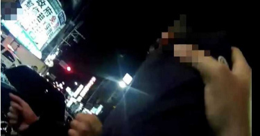 醉酒惹禍!稱認識派出所長暴打路人 反遭警方制伏銬上