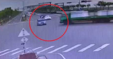 奪命瞬間曝光 嘉義醫檢師下班遭大貨車搶黃燈撞斷魂