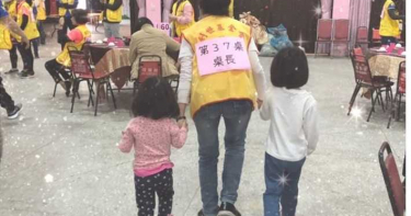 父坐牢小姐妹餓闖尾牙場 為了一片西瓜皮嚎啕大哭