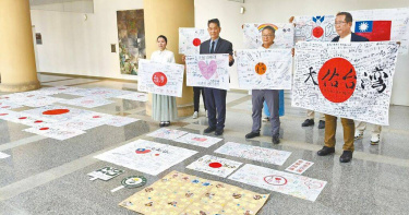 日本民間團體串聯日本全國各地，為花蓮震災製作85條加油布條及募款160萬元日幣，並在22日捐贈給東華大學、花蓮市公所等單位，希望能為花蓮災後重建加油、打氣。（圖／中國時報羅亦晽攝）