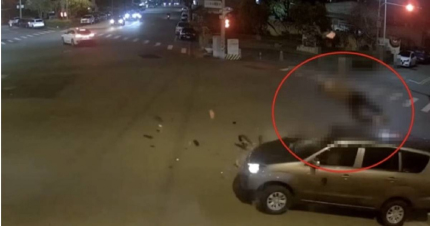 黃牌檔車撞廂型車噴飛一圈半，騎士僅擦傷。（ 圖／翻攝畫面）