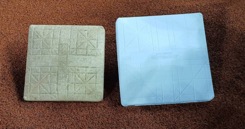 經典賽資格賽壘包（右）和中職例行賽使用壘包（左）尺寸有明顯差別。（圖／中國時報記者陳筱琳攝）