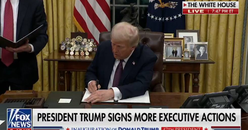 川普就職首日簽署行政命令，重新定義「出生公民權」。（圖／翻攝自FOX News）