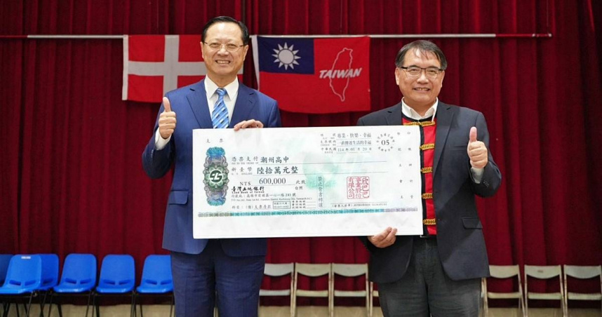 巴巴事業董事長黃烱輝（左）捐贈潮州高中60萬元，助排球隊宿舍完善設備與軟裝（圖／巴巴事業提供）。