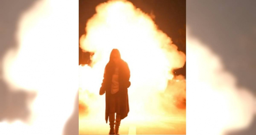 小紅書平台上最近興起用爆竹炸麵粉，製作出像是爆破場面的氛圍博眼球。（圖／翻攝自小紅書）