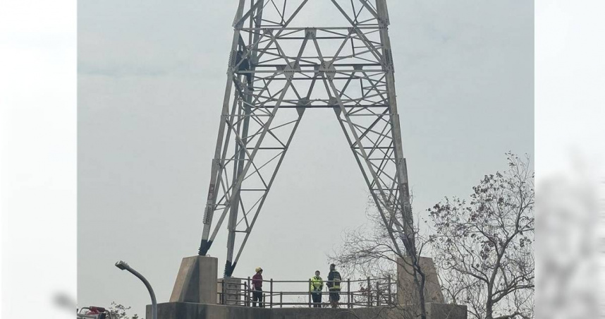 台中市龍井區沙田路四段某處電塔，6日上午8時多傳出1名男子沿著鐵桿，一路爬上電塔約3分之1處，警消獲報趕往現場勸導，並鋪起氣墊防護。（圖／潘虹恩攝）