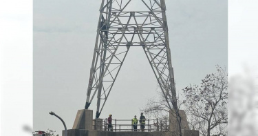 台中市龍井區沙田路四段某處電塔，6日上午8時多傳出1名男子沿著鐵桿，一路爬上電塔約3分之1處，警消獲報趕往現場勸導，並鋪起氣墊防護。（圖／潘虹恩攝）