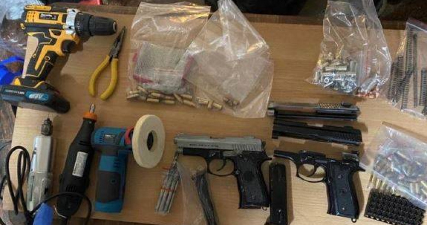 台中1名男子涉嫌改槍並販售，刑事局中打獲報攻堅，當場查扣槍枝、子彈及零件等證物。（圖／翻攝畫面）