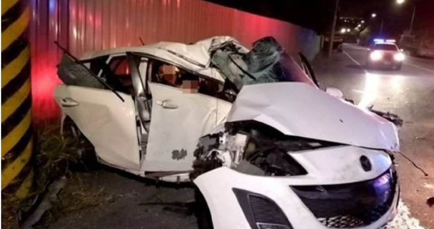 彰化1輛轎車突自撞電桿，整車嚴重變形釀4傷，其中副駕乘客一度遭夾困。（圖／翻攝畫面）