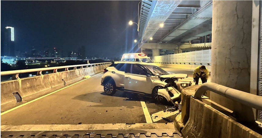 台64凌晨發生自撞車禍，江男自撞分隔島骨折昏迷送醫。（圖／翻攝畫面）