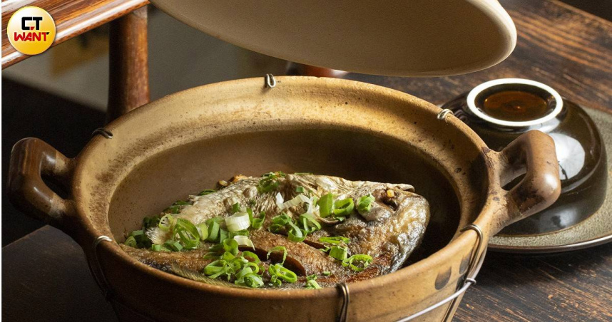 「鯧魚燜飯」將鯧魚拌入已先用醬油調味的飯中，還帶有酥脆鍋巴。（488元，圖／楊澍攝）