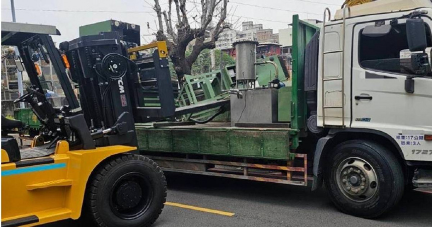 新北市土城區今（25）日下午發生一起工安意外，一名53歲李姓男子駕駛堆高機時不慎弄倒機器，造成後方貨車駕駛51歲許男被壓住無呼吸心跳。（圖／翻攝畫面）