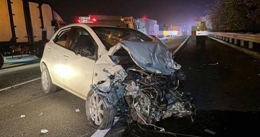 國道1號嘉義鹿草路段發生4車連環撞，其中1車當場側翻，造成2人受傷送醫。（圖／翻攝畫面）