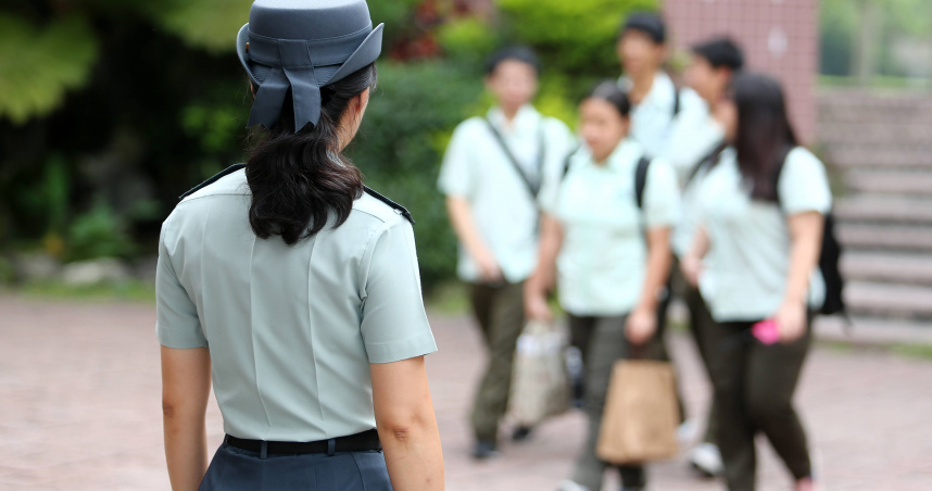 教官逐漸退場後，多數轉考校安人員一職，「教官退出校園」政策看似符合轉型正義，其實形式勝過實質。（示意圖／報系資料照）