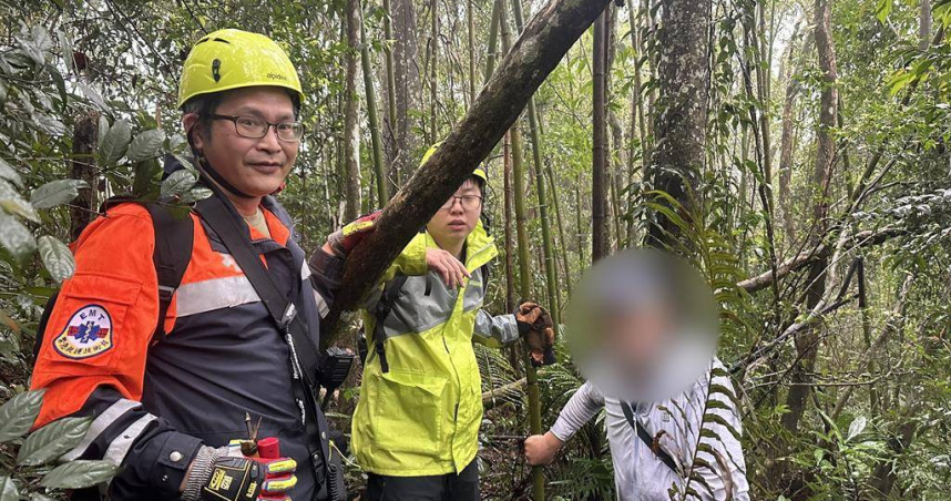 苗栗縣劉姓男子15日獨攀新竹縣關西鎮赤柯山迷路，消防人員於大雨中搜救，成功找到劉男。（圖／新竹縣消防局提供）