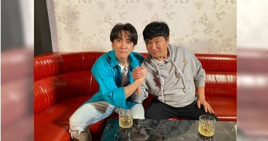 胡瓜（右）表示非常佩服陳漢典（左）的模仿功力。（圖／下面一位提供）