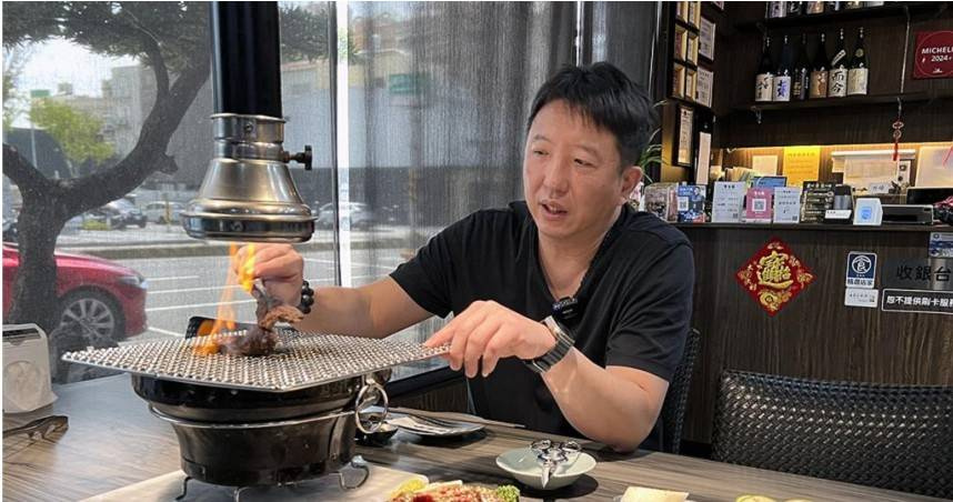 台南市安平區知名的「牛五蔵」餐廳被網友PO文抱怨太貴，劉姓業者展示菜品澄清。（圖／中國時報記者洪榮志攝）