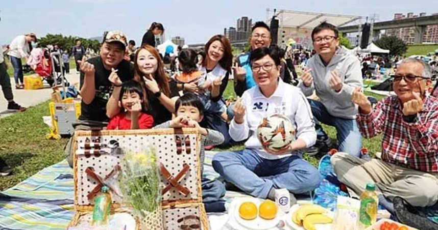 新北野餐日活動在兒童節連假期間展開，副市長劉和然（坐者右二）希望大人能拋下手機多陪伴孩子。（圖／翻攝自新北市教育局網站）