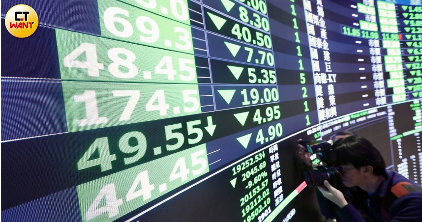 台股終場下跌772.4點，以18459.95點作收。（圖／黃耀徵攝）