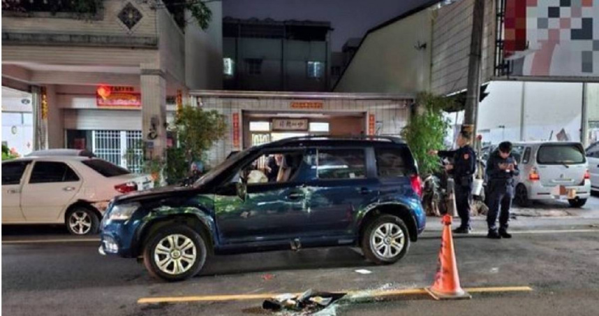 岑女駕駛休旅車突自撞路邊停放的車輛，導致往左側翻在路中，恰巧有民眾撞見立即協助翻正車身。（圖／翻攝畫面）