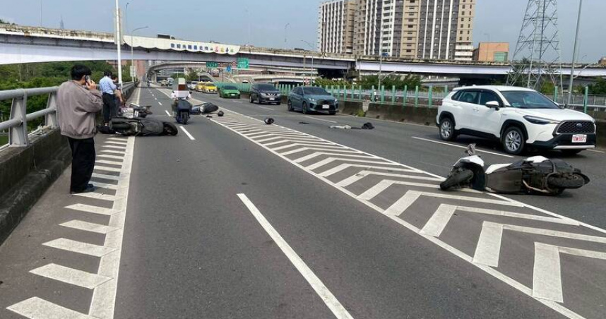 男子為了尋找掉落的AirPods在橋上騎車慢慢尋找，卻遭後方機車追撞，還波及到汽車道上的轎車。（圖／翻攝畫面）