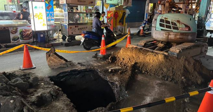 台北市士林區文林路與美崙街口今天（12日）下午4時許發生路面塌陷。（圖／翻攝畫面）
