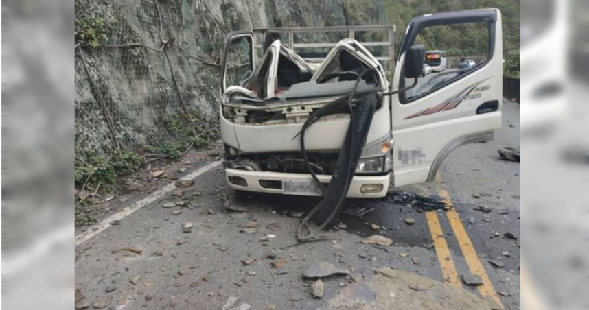 中橫公路支線發生坍方意外，大貨車遭砸釀1死1重傷。（圖／翻攝畫面）