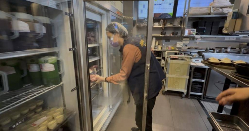 燒肉南霸天「碳佐麻里」高雄高美館店爆出集體食物中毒，衛生局獲報前往稽查，勒令停業2天改善。（圖／衛生局）