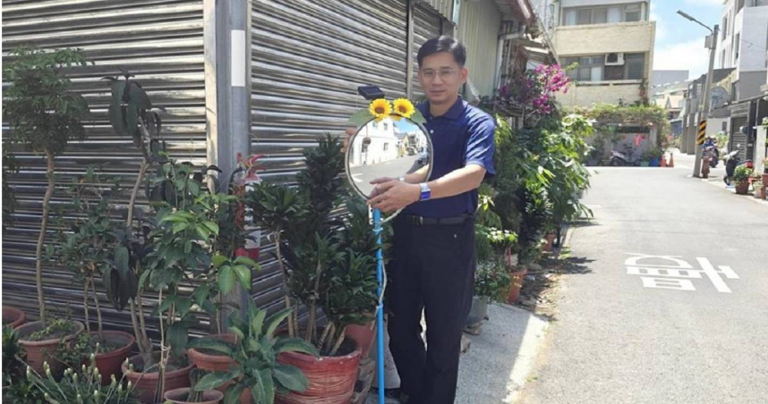 台南市大忠里居民因風水問題拒設反光鏡，里長許智雄自製可愛版反光鏡終獲居民同意裝設。（圖／報系資料照）