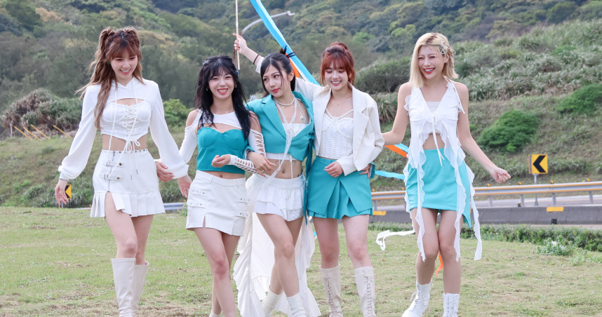 啦啦隊女團MEME由（左起）草莓、安汝、筱緹、笑笑、小楓組成。（圖／想想時間有限公司提供）