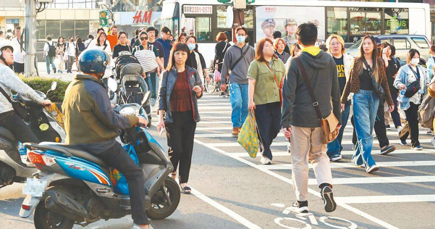 交通部5日預告修正「違反道路交通管理事件統一裁罰基準及處理細則」，未禮讓行人而肇事的罰款，輕傷由7200元提高到1萬8000元，重傷或死亡一率以最高3萬6000元處罰。示意圖為台北街頭，非新聞當事人。（圖／報系資料照）