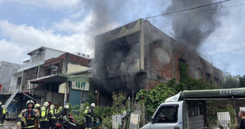 桃園楊梅驚傳民宅大火，濃煙狂竄一度升二級警報。（ 圖／翻攝畫面）