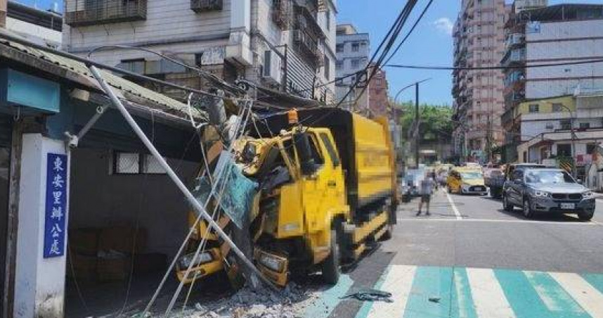 垃圾車暴衝斜坡猛撞電桿波及民宅。（圖／翻攝畫面）