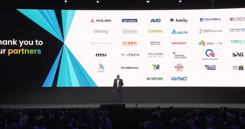 Jens Hinrichsen演講背板秀出32家台灣供應鏈夥伴。（圖／直播截圖）