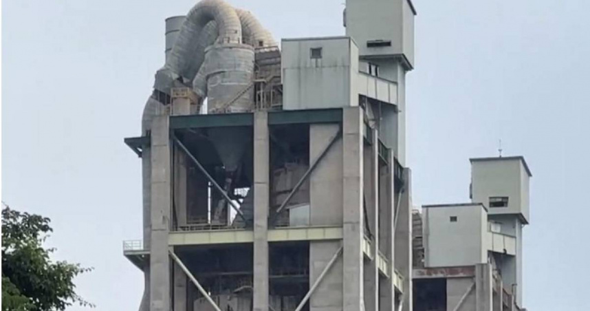 台泥花蓮和平廠發生火警，2號預熱機4至5樓竄出火舌，導致黑煙竄出。（圖／翻攝畫面）