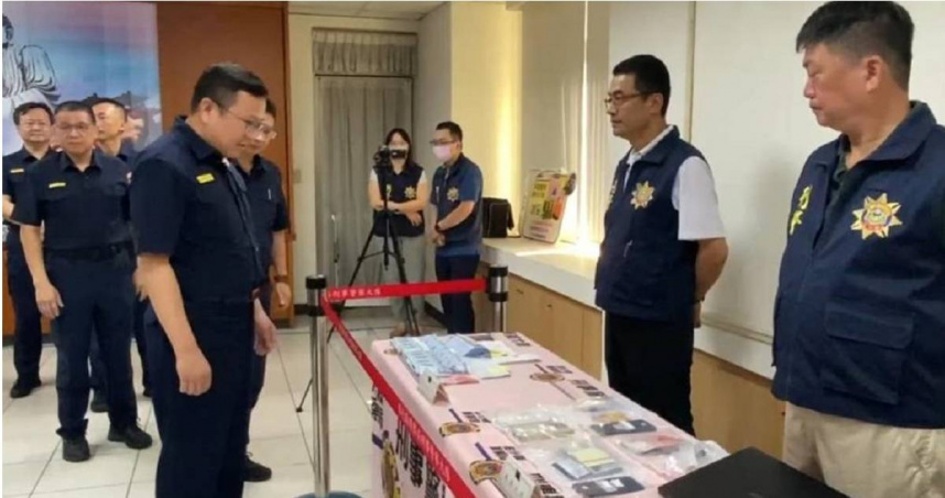 彰化縣警察局局長陳明君檢視彰警破獲詐騙成果 。（圖／警方提供）