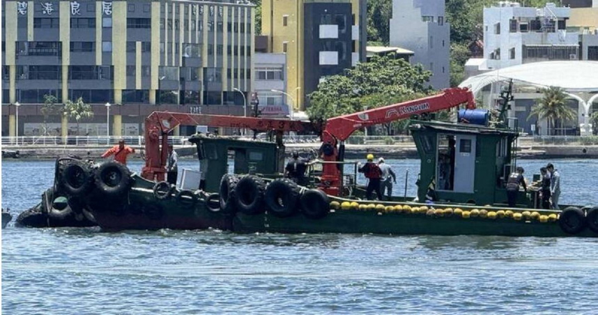 高雄旗津1艘工作船翻覆，現場2人落海，目前已有1人被救起，1人仍失聯。（圖／翻攝畫面）