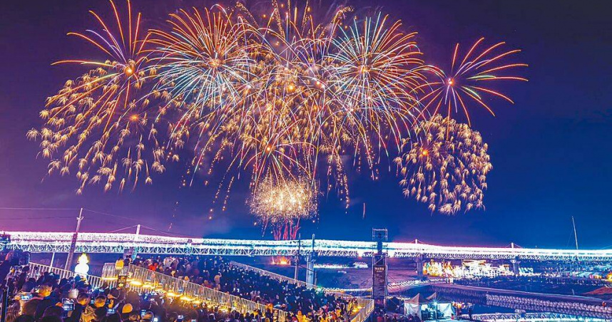 南投縣長許淑華10日在議會宣布，2025國慶焰火將在南投市貓羅溪登場，可望為茶博活動帶來破百萬人潮衝高買氣。圖為2024南投燈會煙火。（圖／南投縣政府提供／中國時報楊靜茹南投傳真）