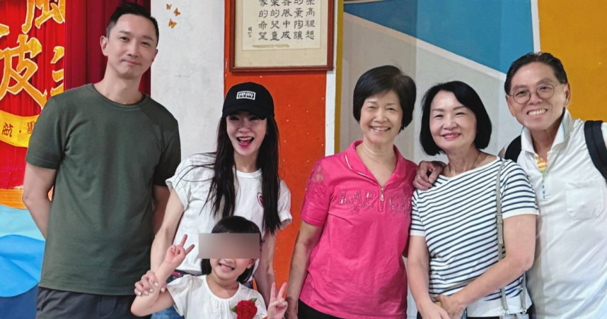 楊千霈（左二）離婚後和前夫洪家傑（左）一起出席女兒畢業典禮。（圖／楊千霈臉書）