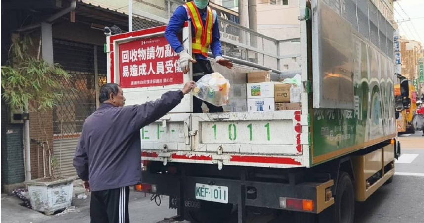 嘉義市環保局清潔隊特別呼籲民眾做好分類，危險物品另外打包。（圖／翻攝照片）