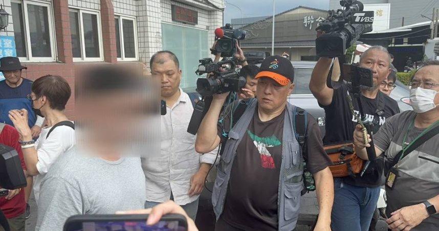 彭振聲妻子墜樓亡的噩耗，兒子稍早趕赴殯儀館相驗。（圖／翻攝畫面）