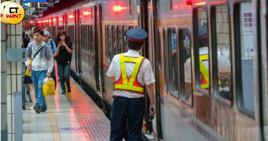 台鐵工會發佈聲明，堅決反對董事會刪除台鐵總經理的專業資格條款，擔心會危及乘客安全、危及台鐵永續經營（圖／劉耿豪攝）