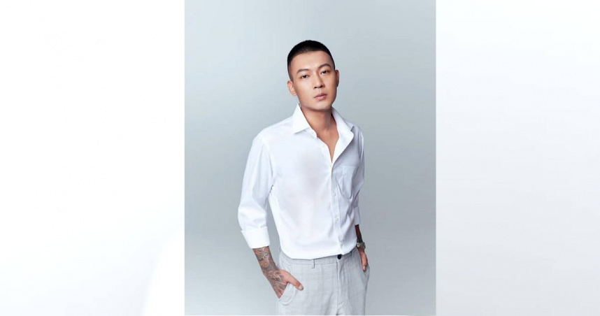 網紅鳳梨15日晚間在嘉義遭連開9槍，警方目前正鎖定槍手調查中。（圖／翻攝鳳梨臉書）